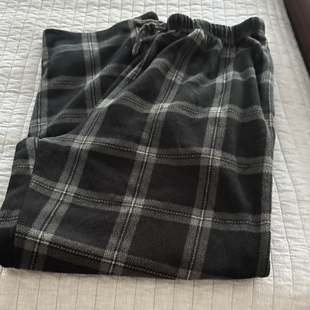 Men's Plaid Fleece Pajama pants in Black and Gray plaid size Large (34-36)